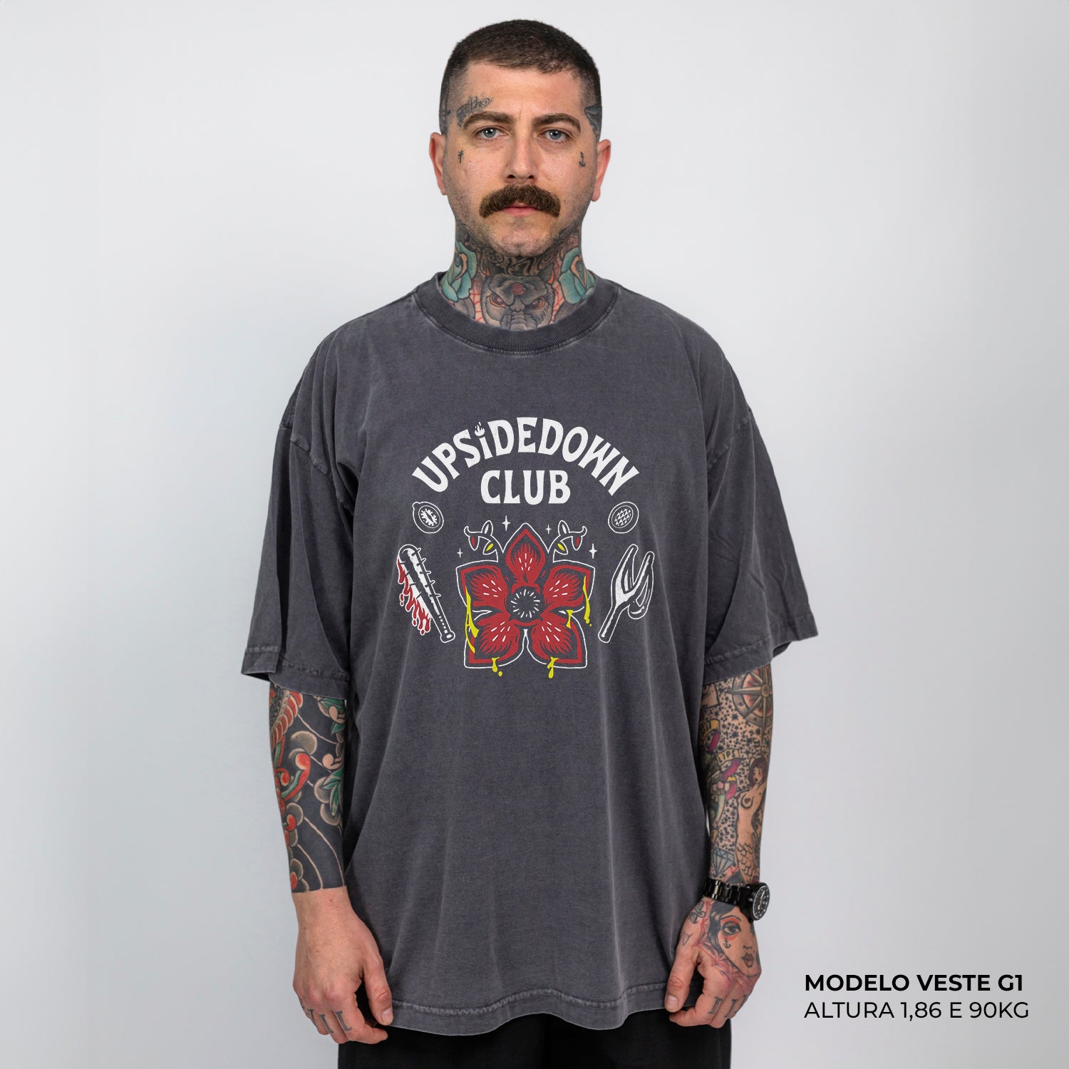 Camiseta Oversized Stranger Things Upside Down Club Cinza Envelhecido