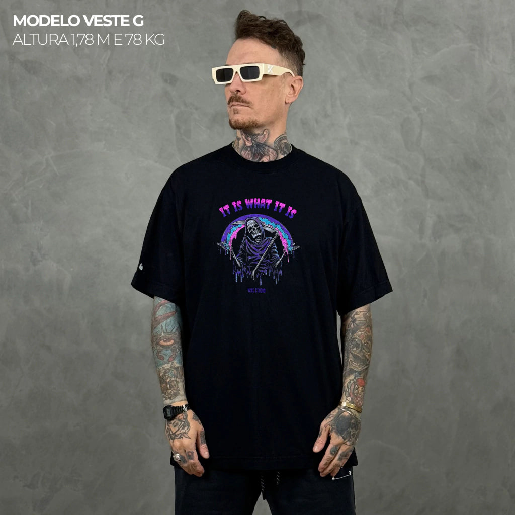 Camiseta Oversized It Is What It Is Preto