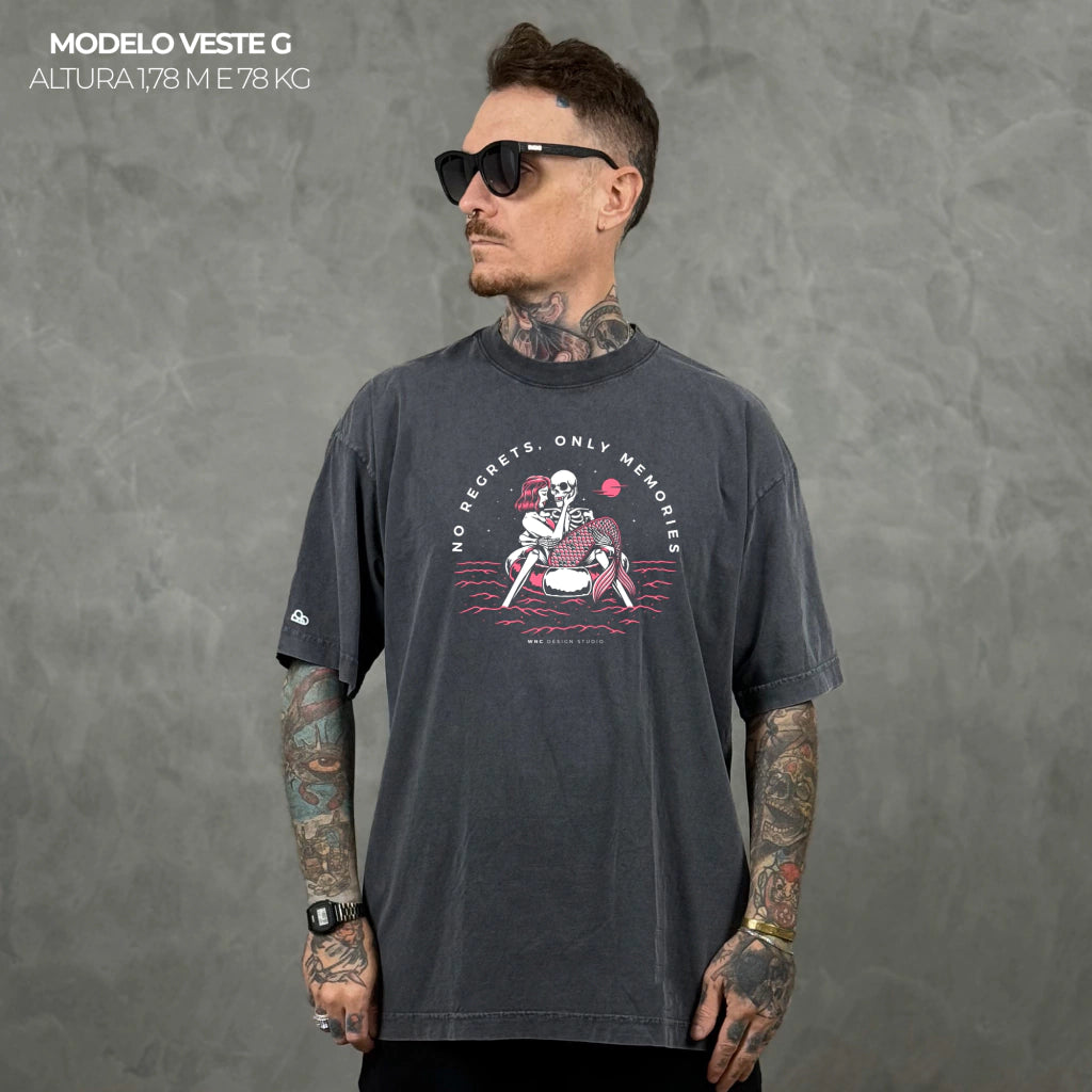 Camiseta Oversized No Regrets Only Memories Cinza