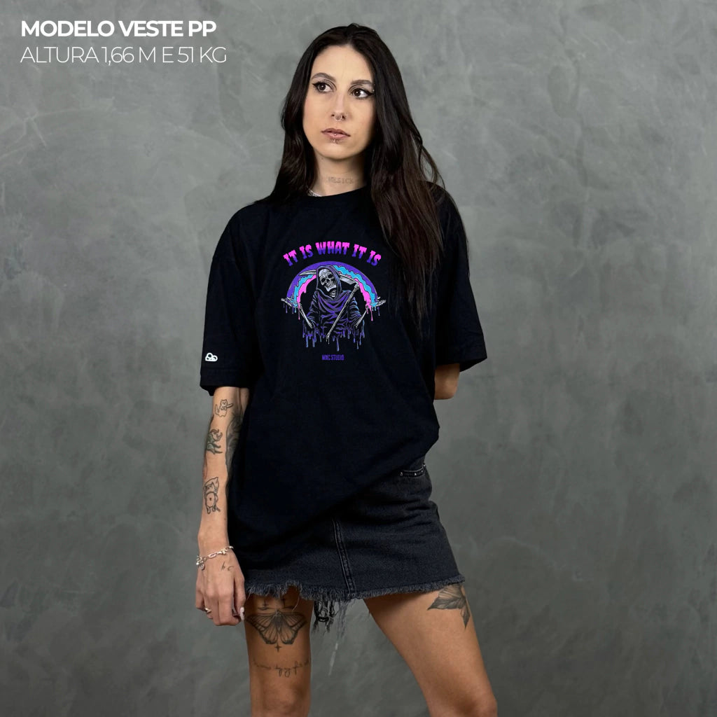 Camiseta Oversized It Is What It Is Preto