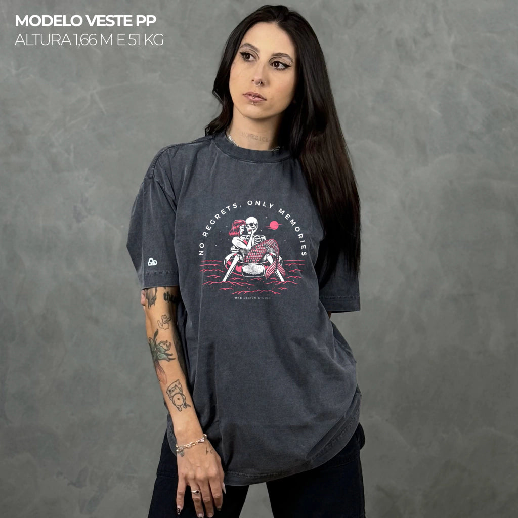 Camiseta Oversized No Regrets Only Memories Cinza