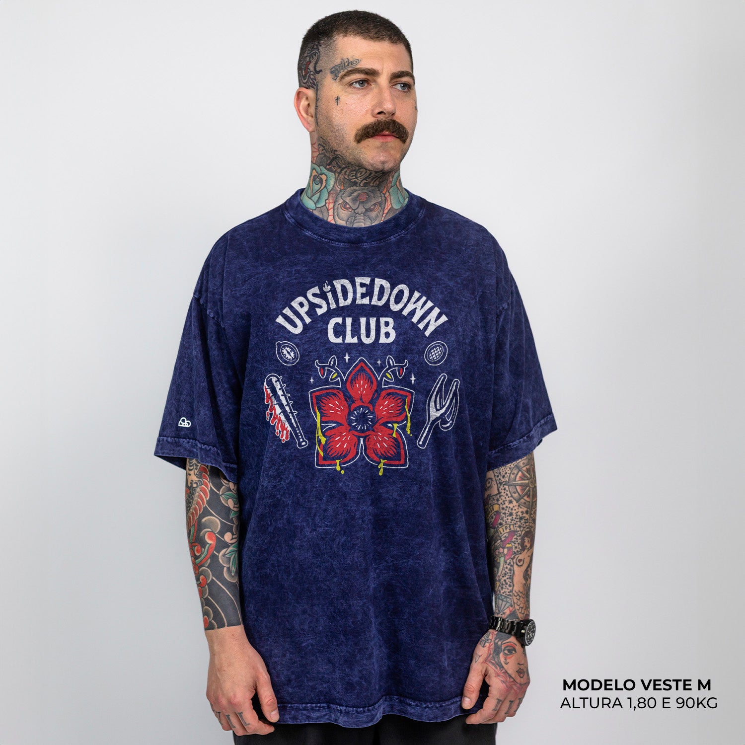 Camiseta Oversized Stranger Things Upside Down Club Azul Estonado