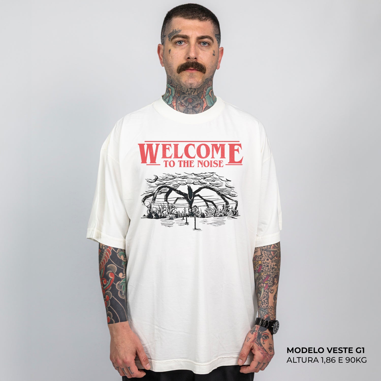Camiseta Oversized Stranger Things Welcome to the Noise Off White