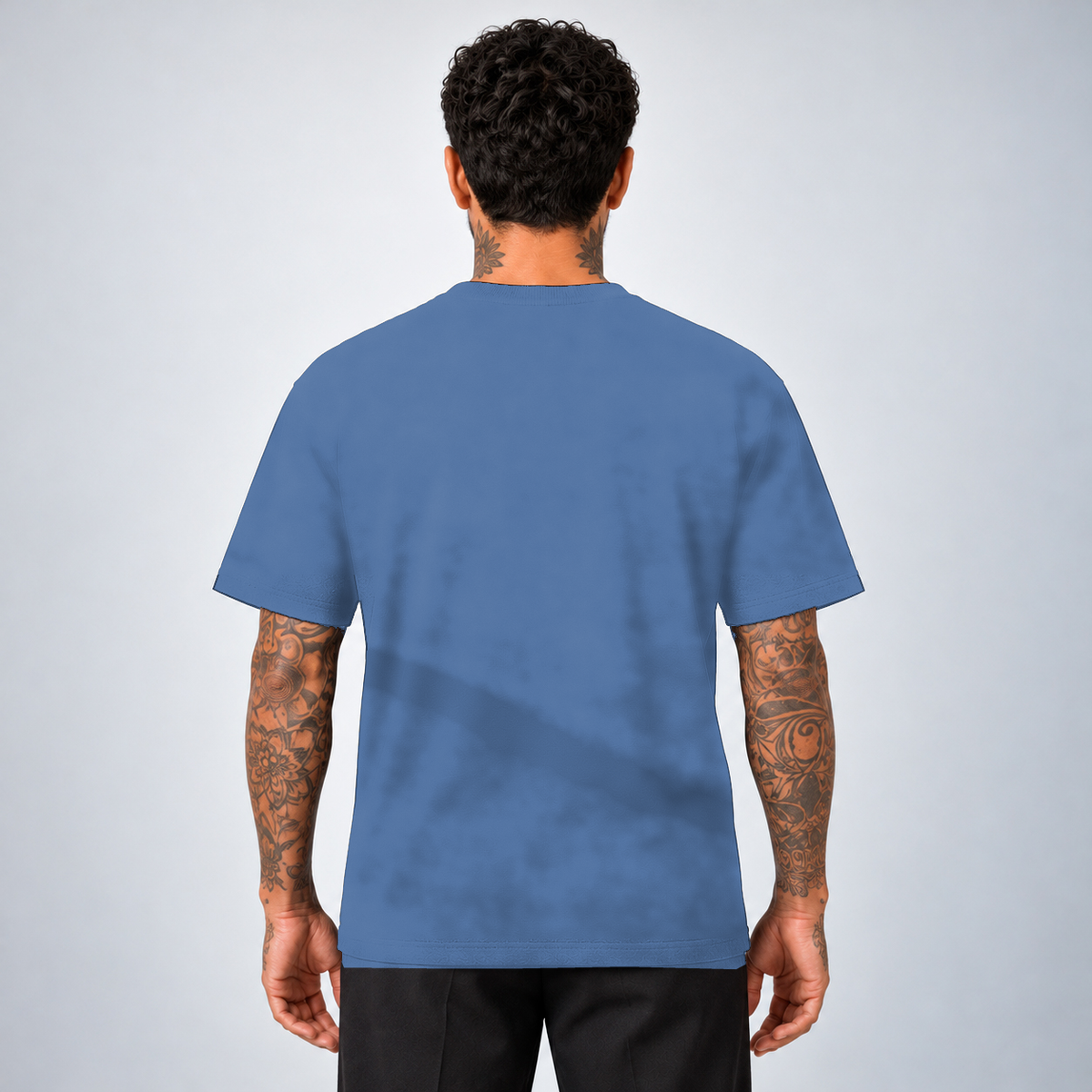 Camiseta Basic WNC Lisa Azul Envelhecido, vista de costas no modelo sem logo visível