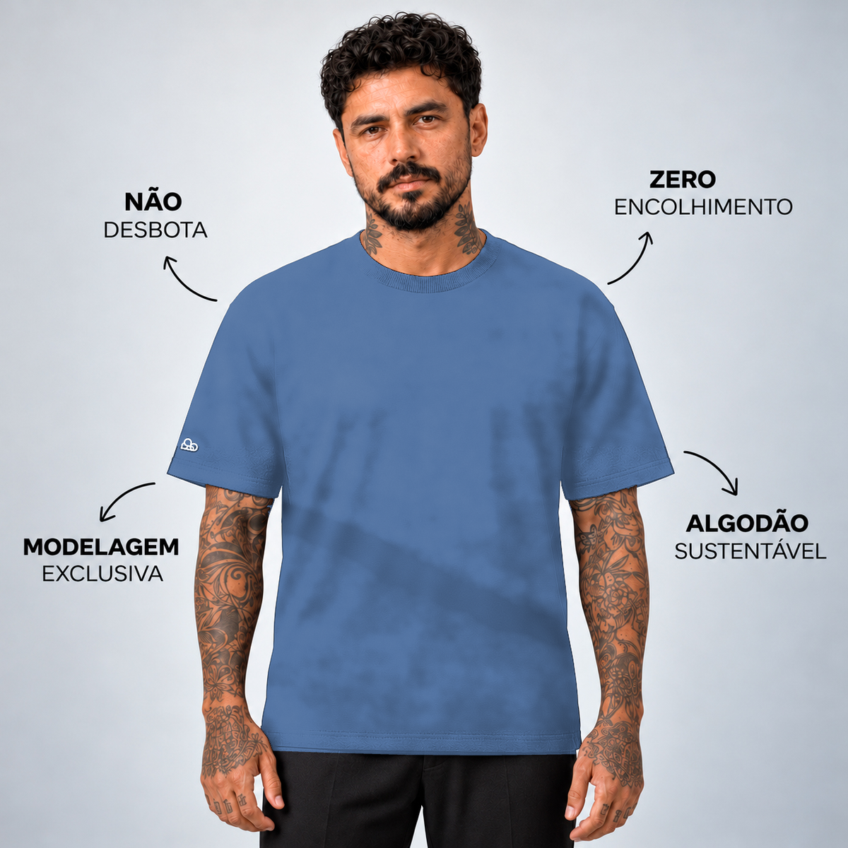 Camiseta Basic WNC Lisa Azul Envelhecido, vista frontal no modelo com diferenciais da peça
