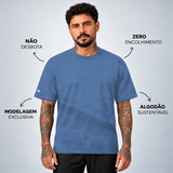 Camiseta Basic WNC Lisa Azul Envelhecido, vista frontal no modelo com diferenciais da peça