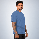 Camiseta Basic WNC Lisa Azul Envelhecido, vista lateral no modelo com nuvem na manga