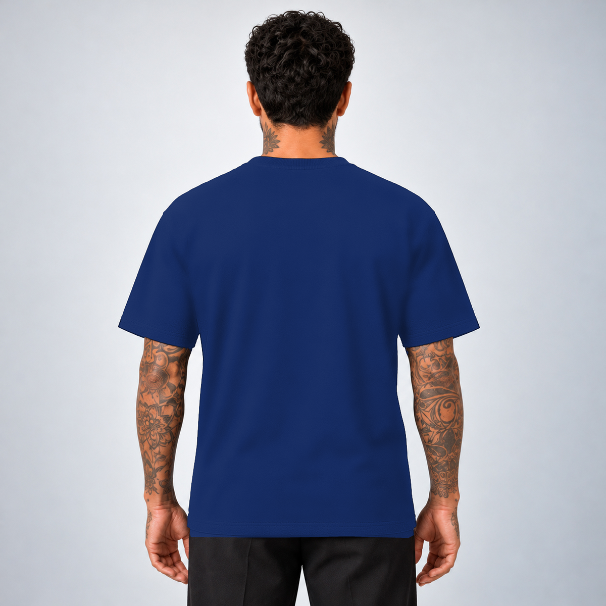 Camiseta Basic WNC Lisa Azul Marinho, vista de costas no modelo sem logo visível