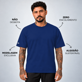 Camiseta Basic WNC Lisa Azul Marinho, vista frontal no modelo com diferenciais da peça