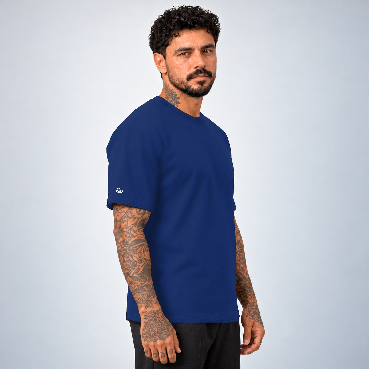 Camiseta Basic WNC Lisa Azul Marinho, vista lateral no modelo com nuvem na manga