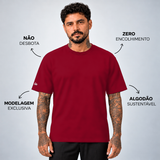 Camiseta Basic WNC Lisa Bordô, vista frontal no modelo com diferenciais da peça