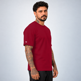 Camiseta Basic WNC Lisa Bordô, vista lateral no modelo com nuvem na manga