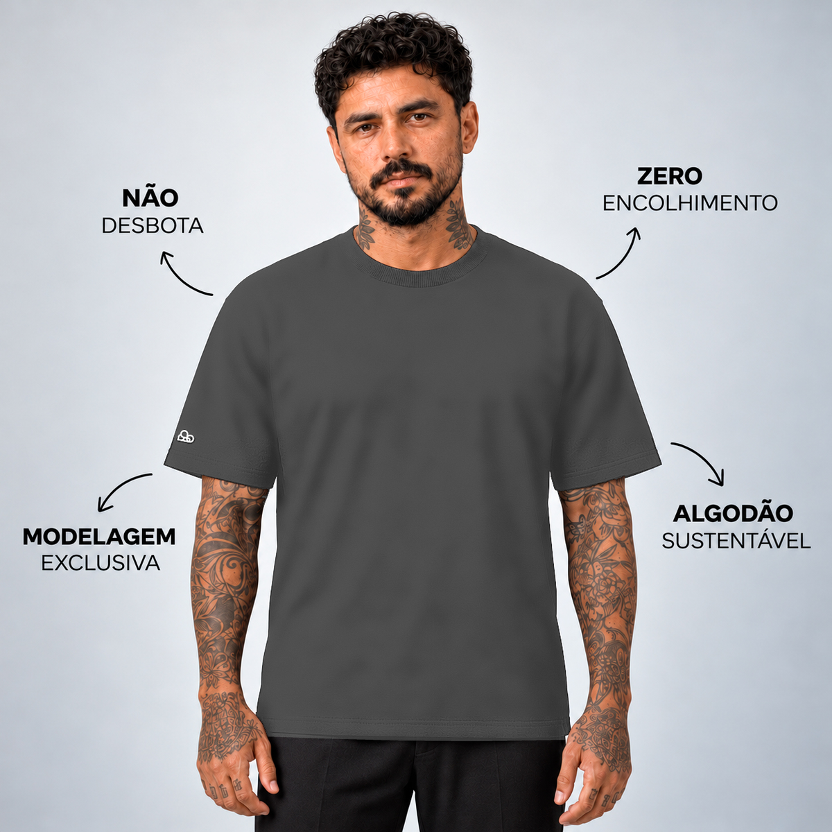 Camiseta Basic WNC Lisa Cinza, vista frontal no modelo com diferenciais da peça