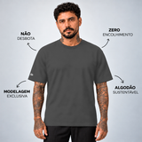 Camiseta Basic WNC Lisa Cinza, vista frontal no modelo com diferenciais da peça