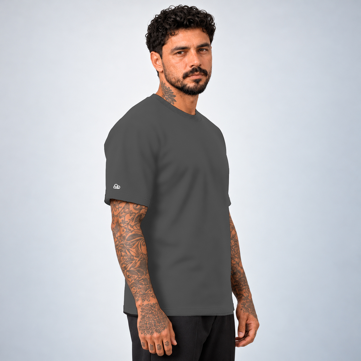Camiseta Basic WNC Lisa Cinza, vista lateral no modelo com nuvem na manga