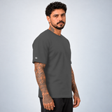 Camiseta Basic WNC Lisa Cinza, vista lateral no modelo com nuvem na manga