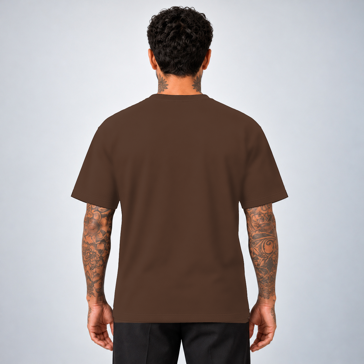 Camiseta Basic WNC Lisa Marrom, vista de costas no modelo sem logo visível