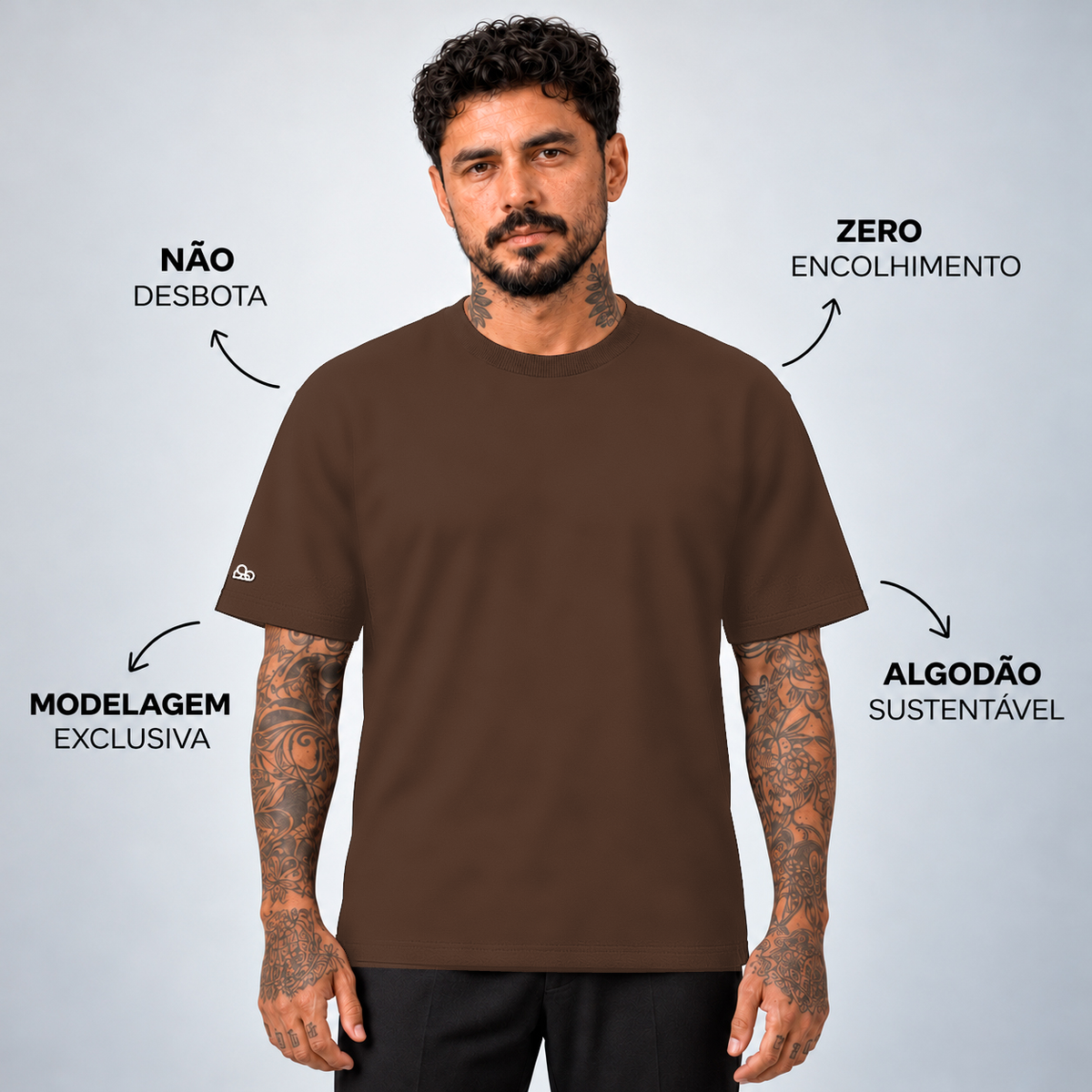 Camiseta Basic WNC Lisa Marrom, vista frontal no modelo com diferenciais da peça