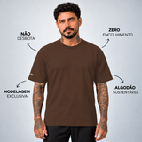 Camiseta Basic WNC Lisa Marrom, vista frontal no modelo com diferenciais da peça