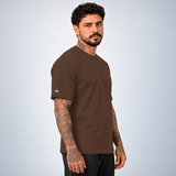 Camiseta Basic WNC Lisa Marrom, vista lateral no modelo com nuvem na manga