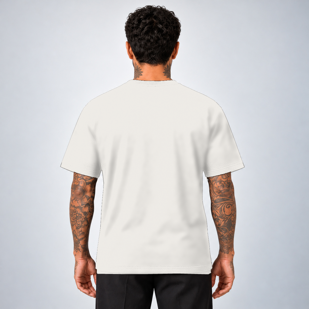 Camiseta Basic WNC Lisa Off White, vista de costas no modelo sem logo visível