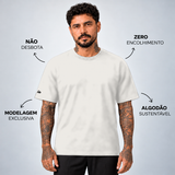 Camiseta Basic WNC Lisa Off White, vista frontal no modelo com diferenciais da peça