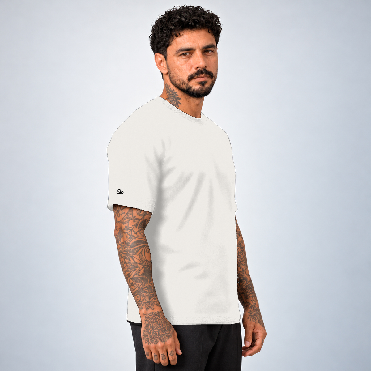 Camiseta Basic WNC Lisa Off White, vista lateral no modelo com nuvem na manga