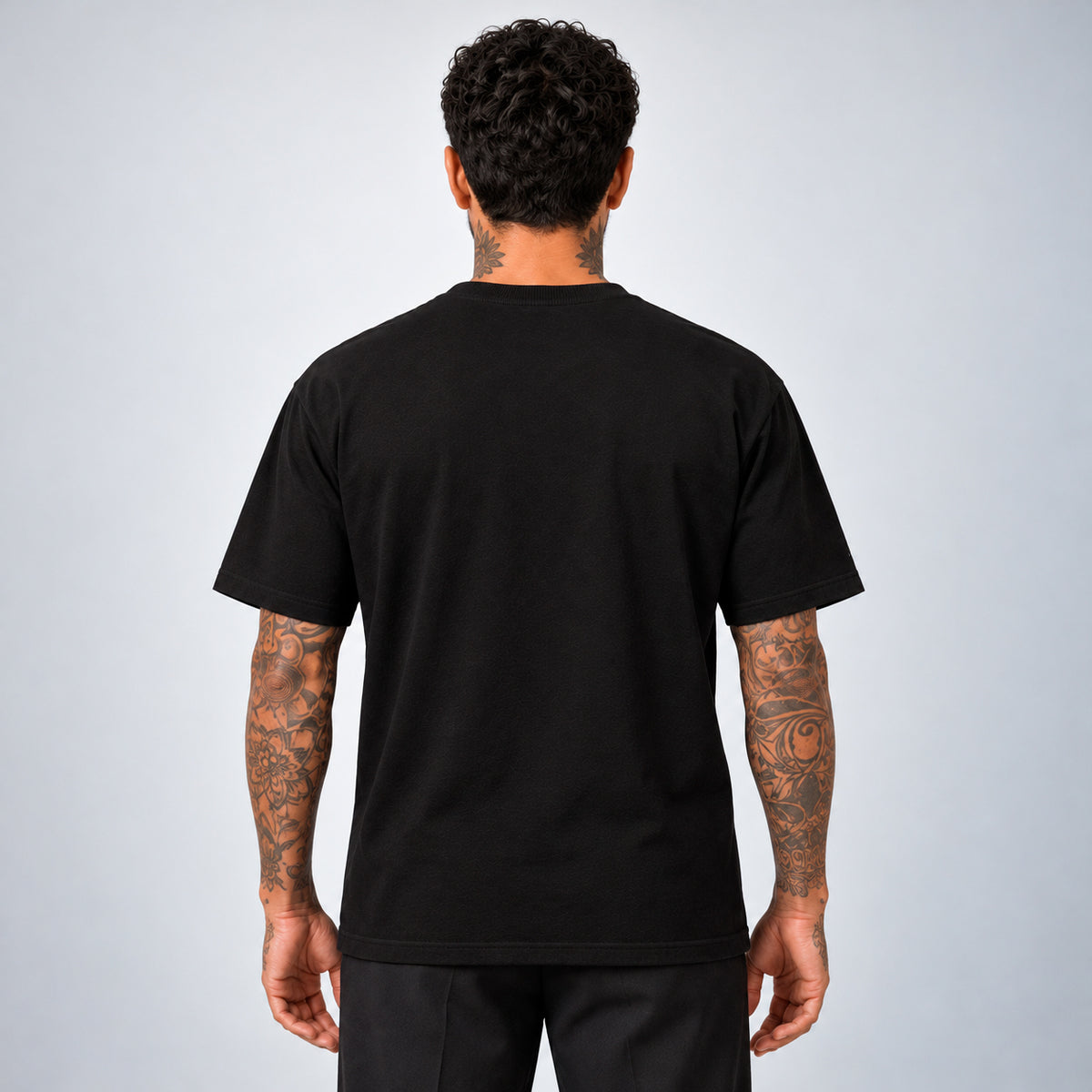 Camiseta Basic WNC Lisa preta no modelo, vista de costas sem logo visível