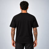 Camiseta Basic WNC Lisa preta no modelo, vista de costas sem logo visível