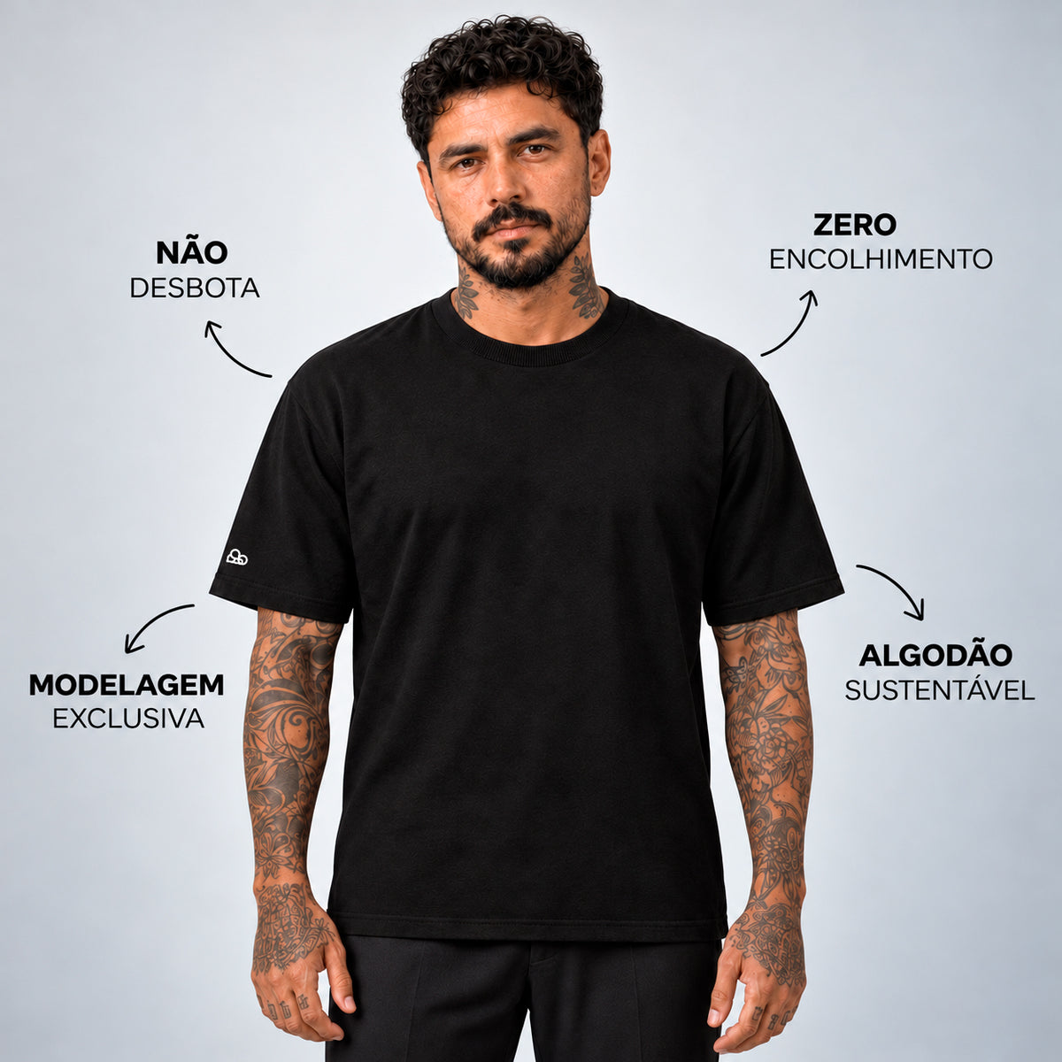 Camiseta Basic WNC Lisa preta no modelo, vista frontal com diferenciais da peça