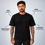 Camiseta Basic WNC Lisa preta no modelo, vista frontal com diferenciais da peça