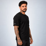 Camiseta Basic WNC Lisa preta no modelo, vista lateral com logo de nuvem na manga