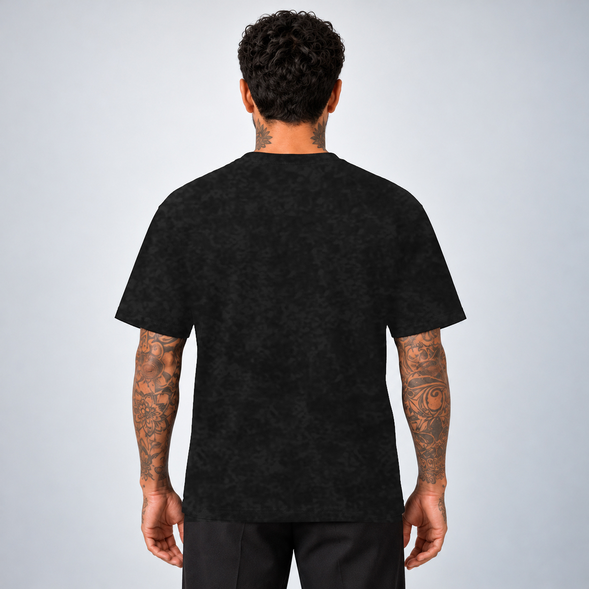 Camiseta Basic WNC Lisa Preto Estonado, vista de costas no modelo sem logo visível
