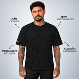 Camiseta Basic WNC Lisa Preto Estonado, vista frontal no modelo com diferenciais da peça