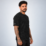 Camiseta Basic WNC Lisa Preto Estonado, vista lateral no modelo com nuvem na manga
