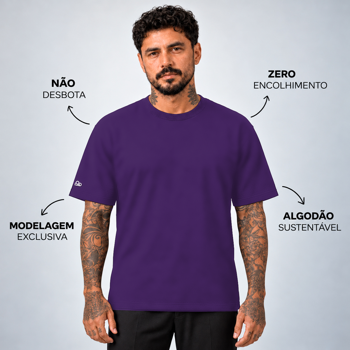 Camiseta Basic WNC Lisa Roxo, vista frontal no modelo com diferenciais da peça