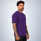 Camiseta Basic WNC Lisa Roxo, vista lateral no modelo com nuvem na manga