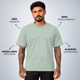 Camiseta Basic WNC Lisa Verde Claro, vista frontal no modelo com diferenciais da peça