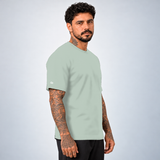 Camiseta Basic WNC Lisa Verde Claro, vista lateral no modelo com nuvem na manga