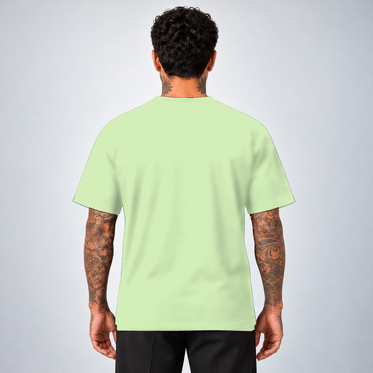Camiseta Basic WNC Lisa Verde Limão, vista de costas no modelo sem logo visível