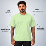 Camiseta Basic WNC Lisa Verde Limão, vista frontal no modelo com diferenciais da peça