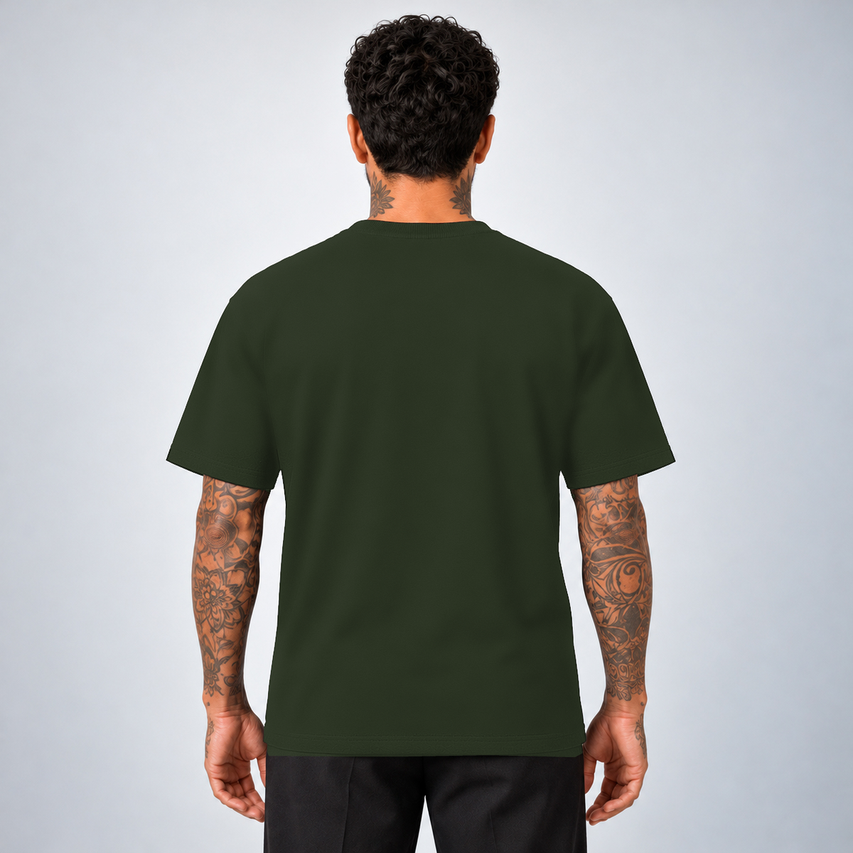 Camiseta Basic WNC Lisa Verde Militar, vista de costas no modelo sem logo visível