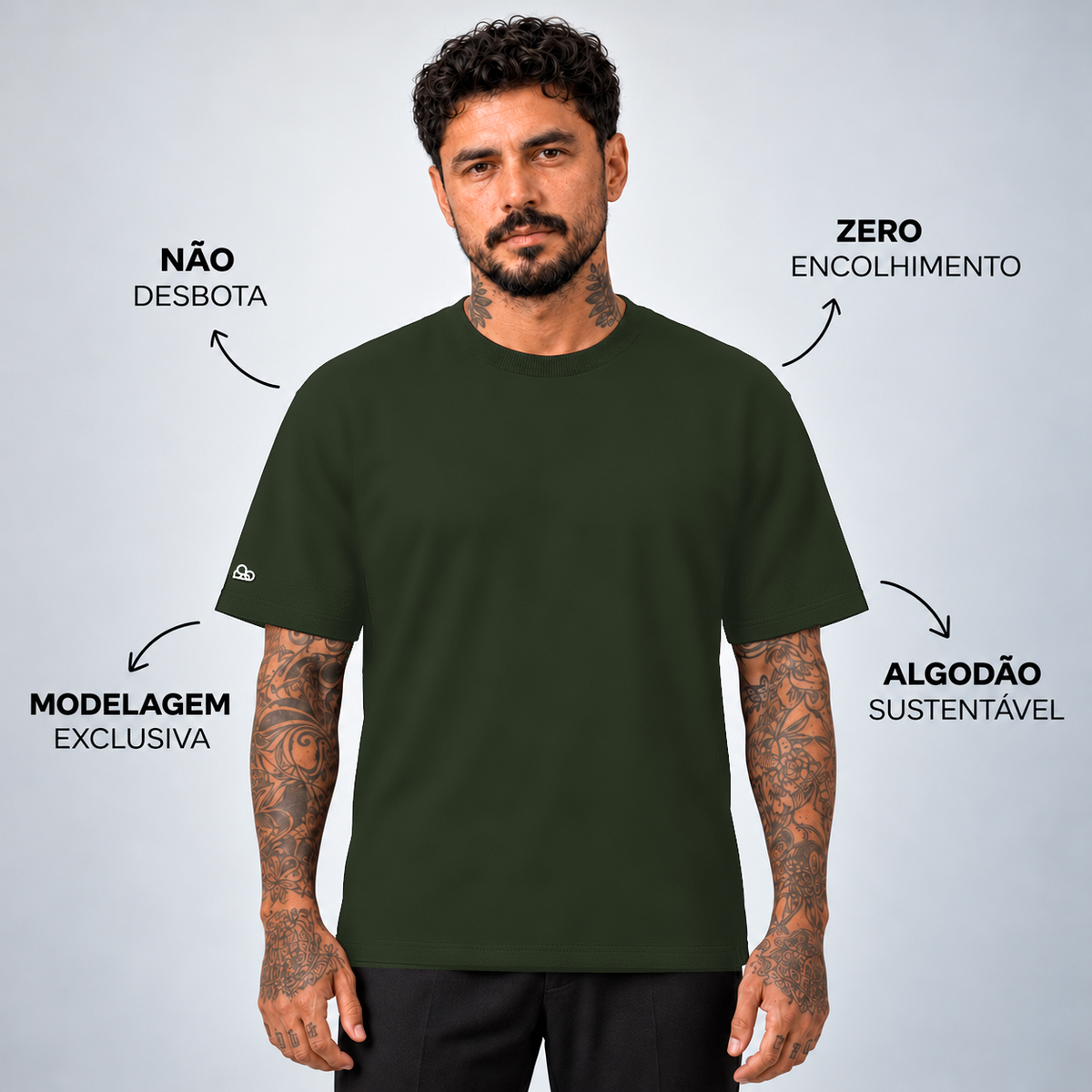 Camiseta Basic WNC Lisa Verde Militar, vista frontal no modelo com diferenciais da peça