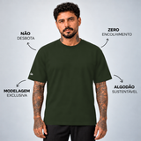 Camiseta Basic WNC Lisa Verde Militar, vista frontal no modelo com diferenciais da peça