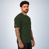 Camiseta Basic WNC Lisa Verde Militar, vista lateral no modelo com nuvem na manga