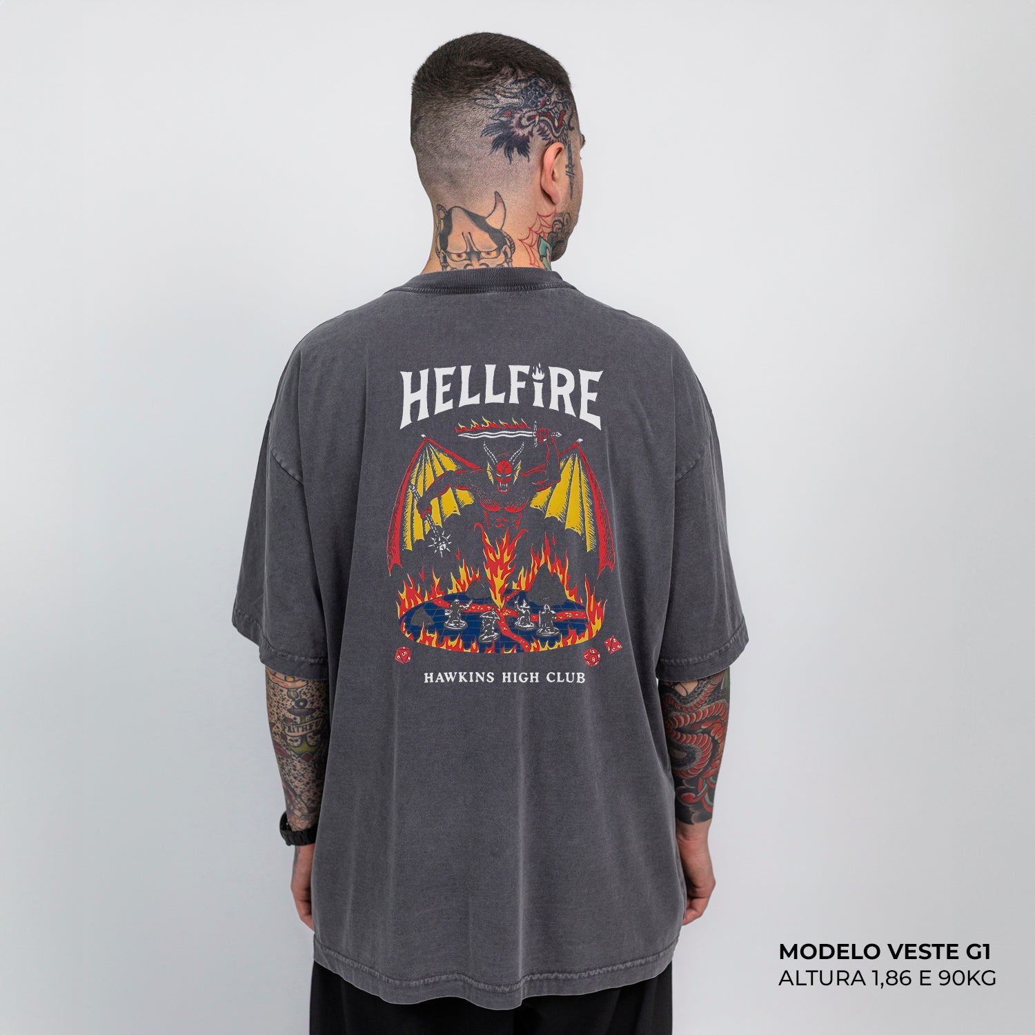 Camiseta Oversized Stranger Things Hellfire Club Cinza Envelhecido