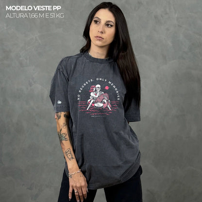 Camiseta Oversized No Regrets Only Memories Cinza