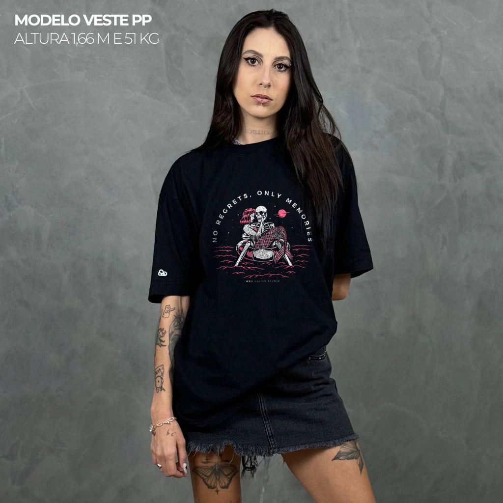 Camiseta Oversized No Regrets Only Memories Preto