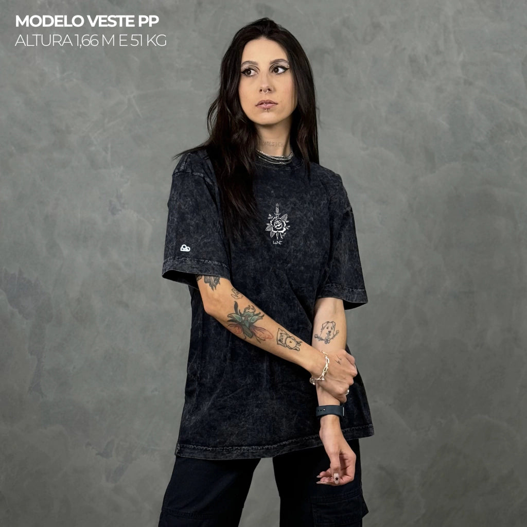 Camiseta Oversized Rose Knife Preto Estonado