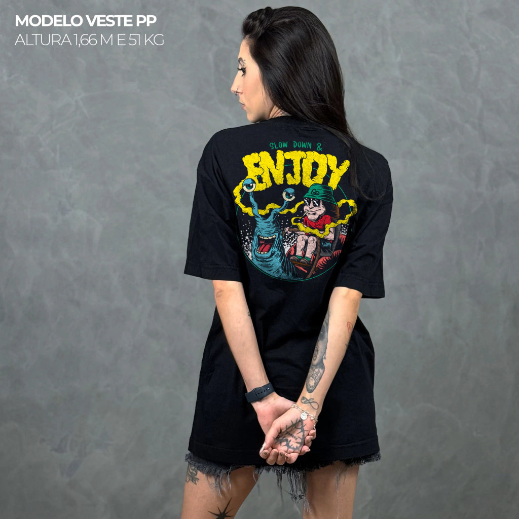 Camiseta Oversized Slow Down & Enjoy Preto